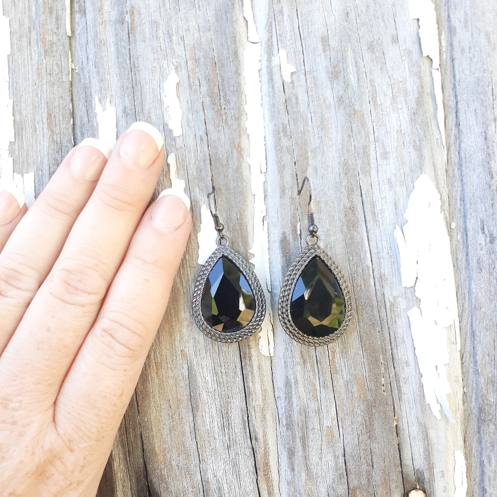 Black gemstone earring in gunmetal setting. Zinc Alloy for sensitive ears! - Picture 4 of 4